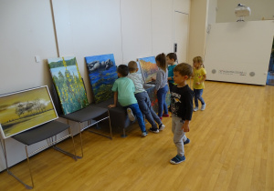 06 Dzieci oglądają wystawę prac pana Lesława